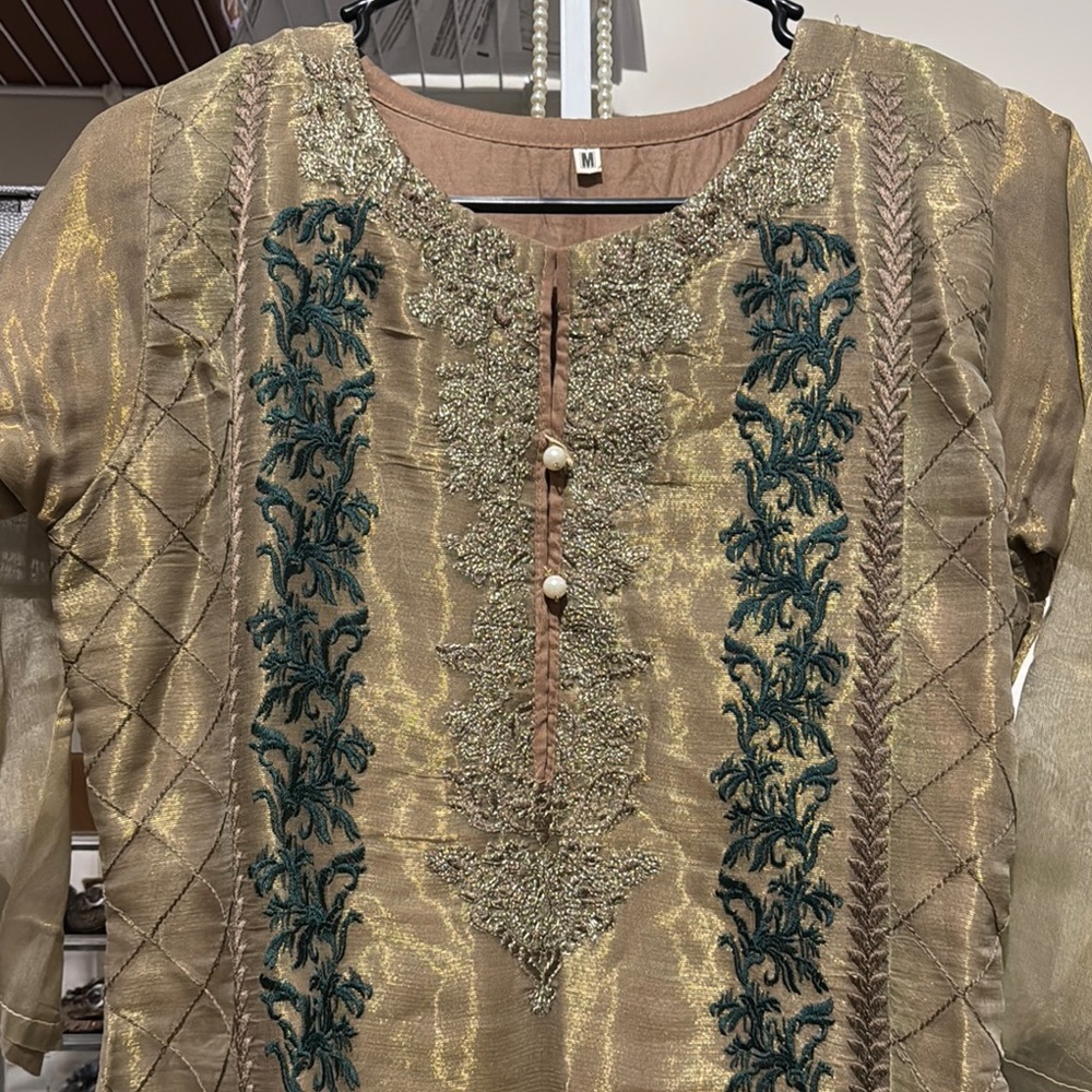 Pakistani Indian Elegant Gold and Green Embroidered 2 piece suit - Picture 2 of 5